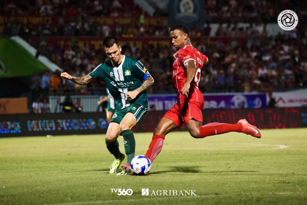 Cầu thủ hai đội thi đấu cống hiến trong ngày mở màn V.League 2026/27 (Ảnh Thể Công Viettel)