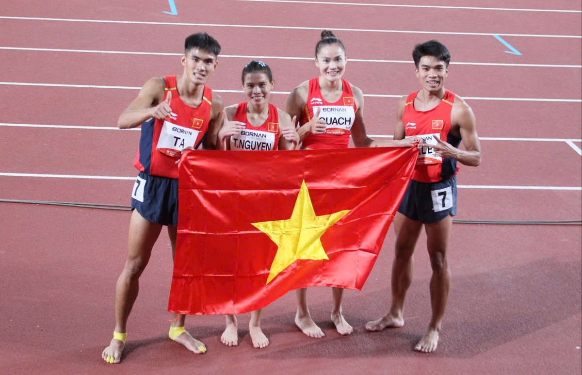 Điền kinh Việt Nam lần đầu có huy chương ASIAD ở nội dung 4x400m hỗn hợp (Ảnh: Quý Lượng)