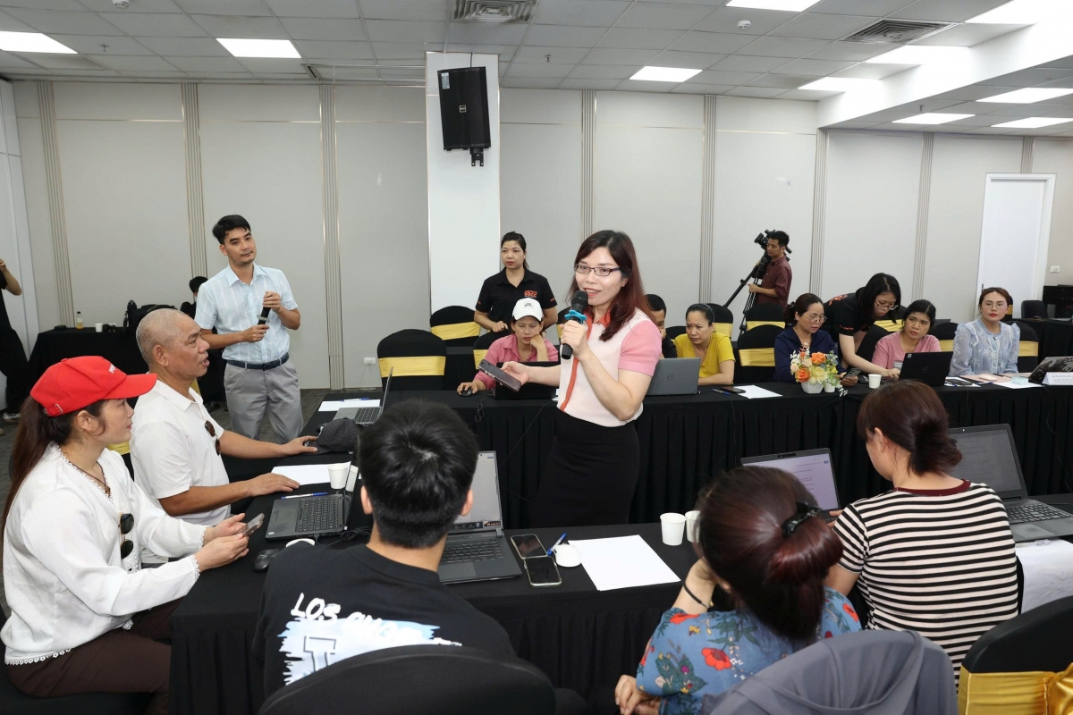 Bà Bùi Duyên tham gia tập huấn cho các hộ kinh doanh thịt chó, mèo . Ảnh: SBCC cung cấp