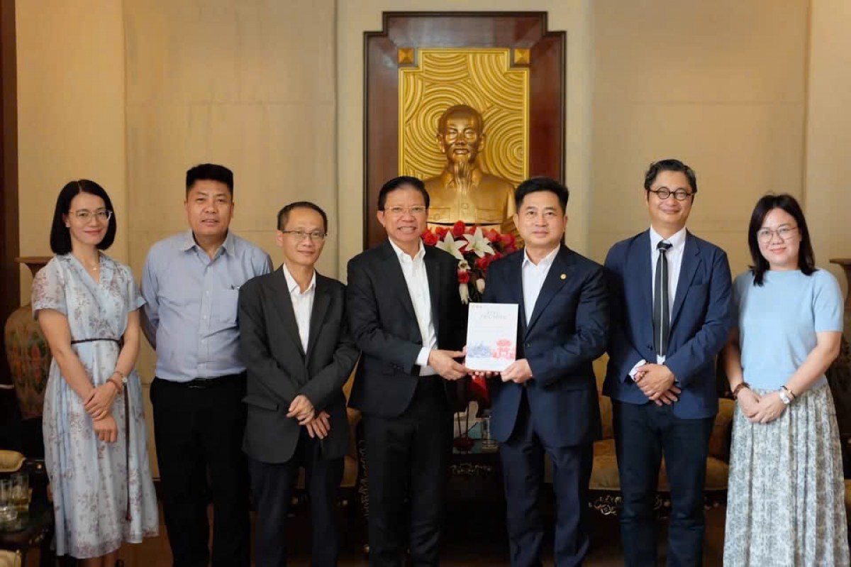 GSTS Hoàng Anh Tuấn, Hiệu trưởng Trường ĐHKHXHVNV (ĐHQGHN) tặng sách cho Tổng lãnh sự Đinh Hoàng Linh (Ảnh USSH)