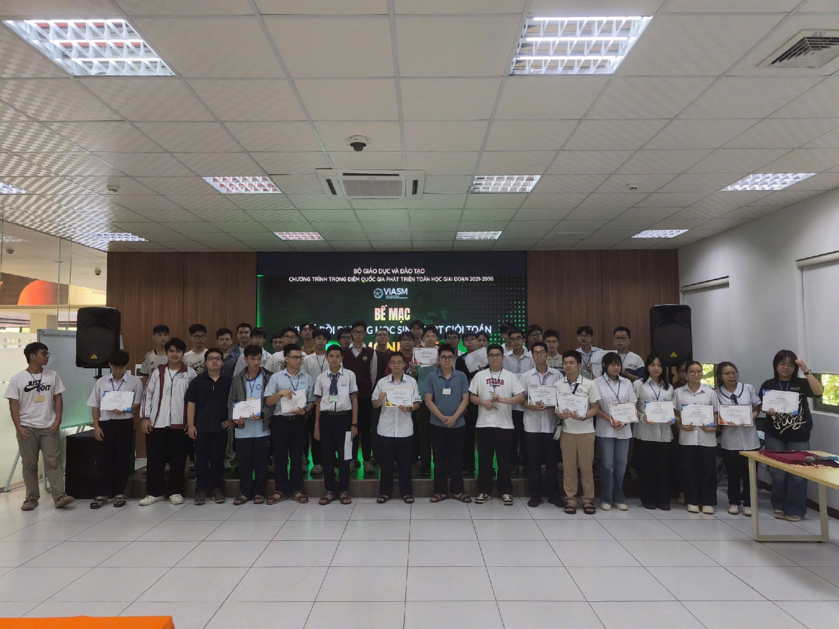 Lễ bế mạc và trao Giấy chứng nhận của Khóa học (Ảnh: VIASM)