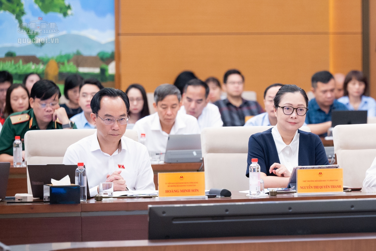 Bộ trưởng Bộ GD-ĐT tại  Phiên giải trình, ảnh: Quochoi.vn