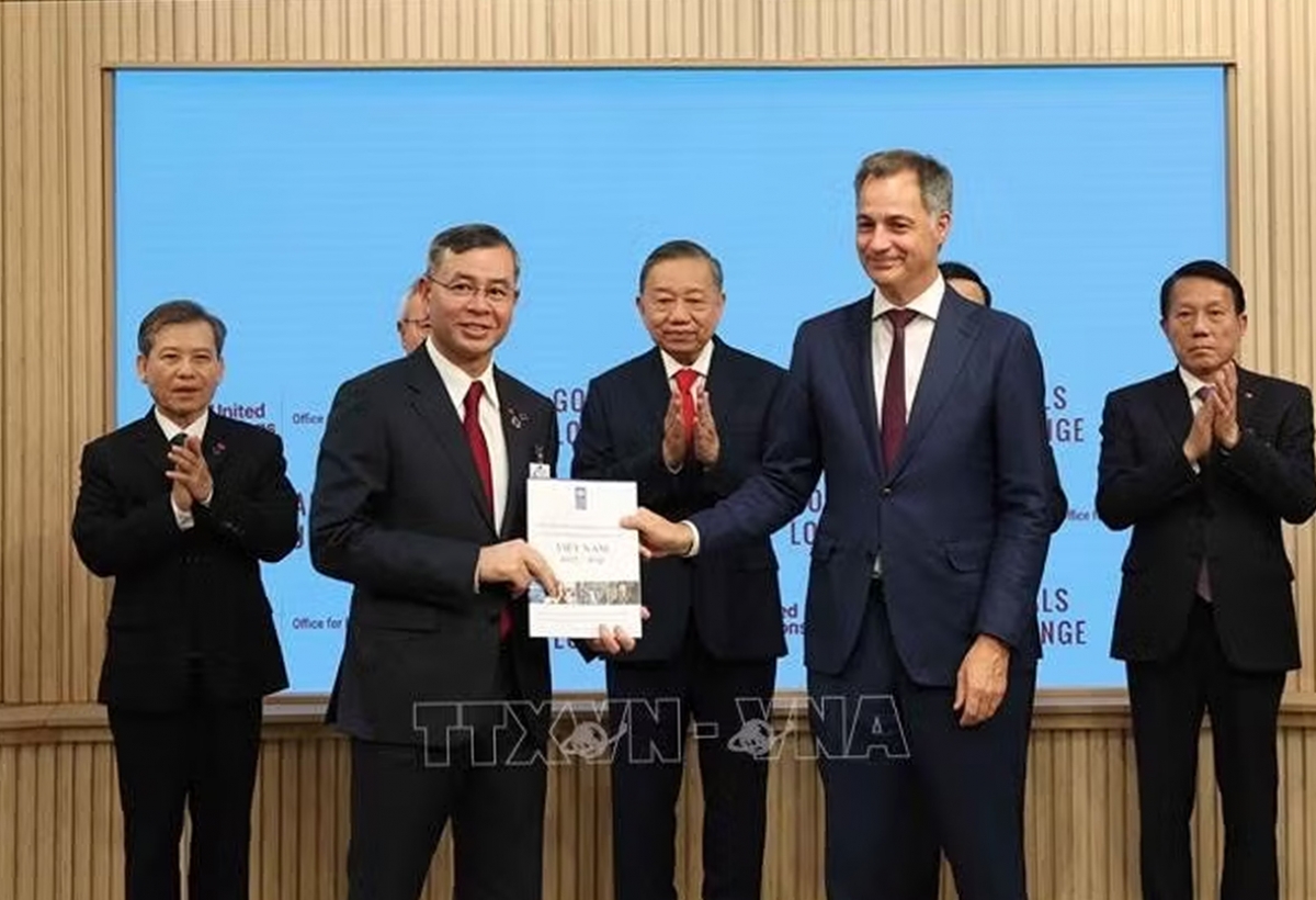 
Bộ trưởng Ngô Văn Tuấn và ông Alexander De Croo, Tổng Giám đốc điều hành UNDP trao văn kiện - Ảnh: TTXVN.
