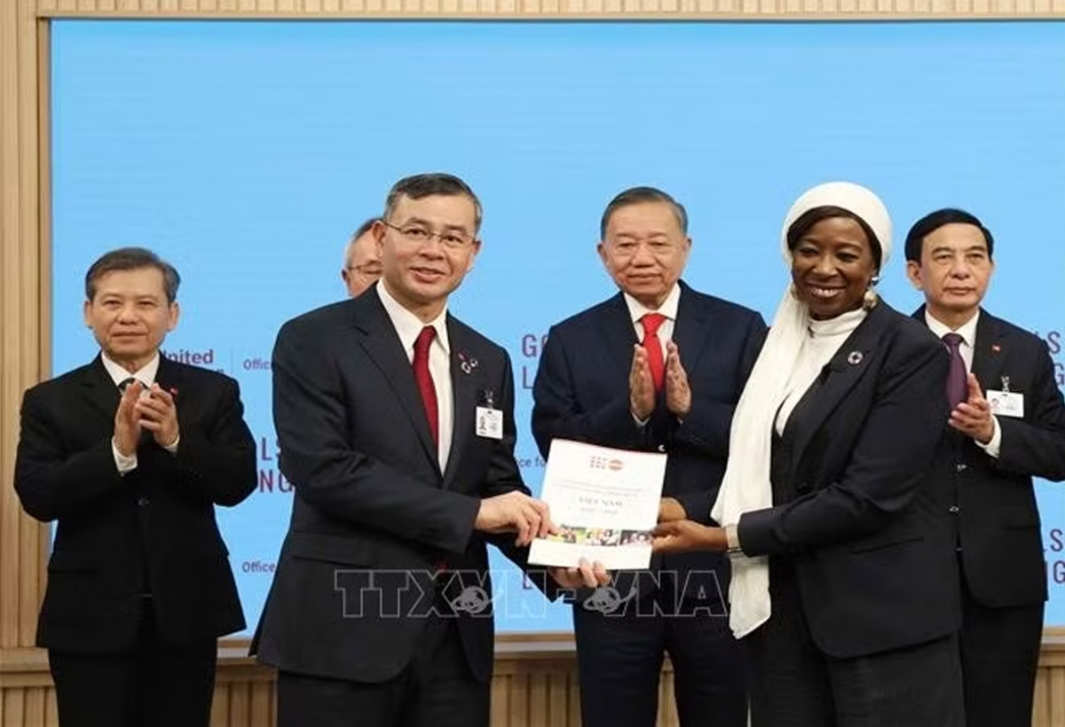 
Bộ trưởng Ngô Văn Tuấn và bà Diene Keita, Giám đốc điều hành UNFPA trao văn kiện - Ảnh: TTXVN.
