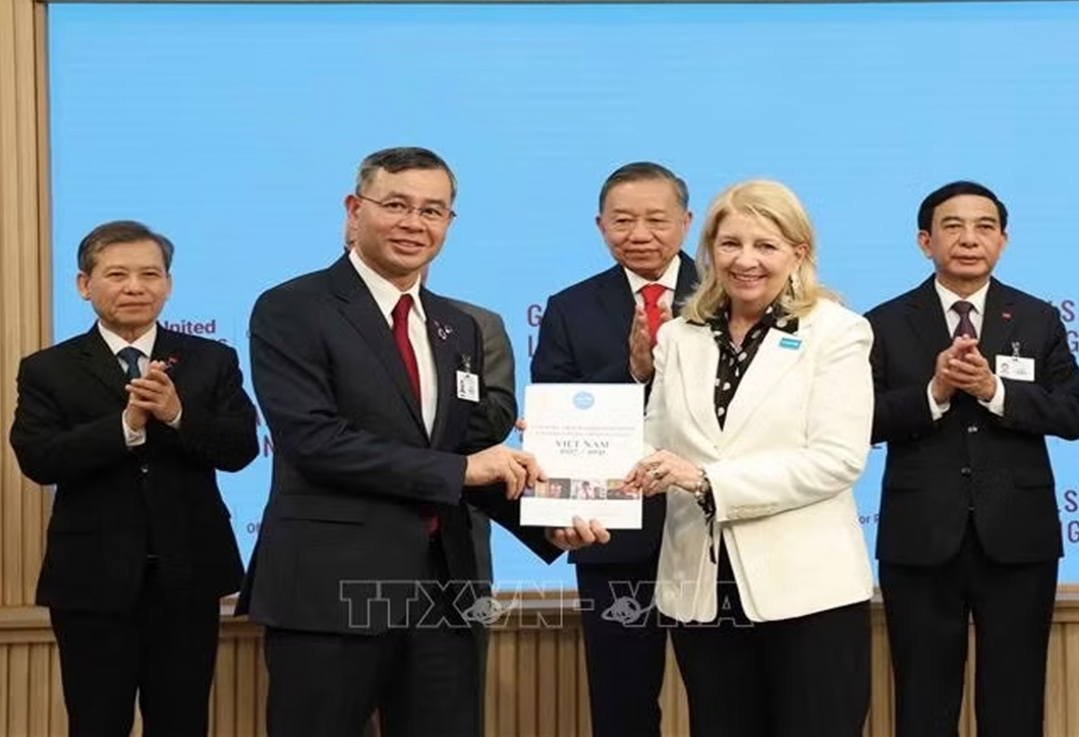
Bộ trưởng Ngô Văn Tuấn và bà Catherine Russell, Giám đốc điều hành UNICEF trao văn kiện - Ảnh: TTXVN.
