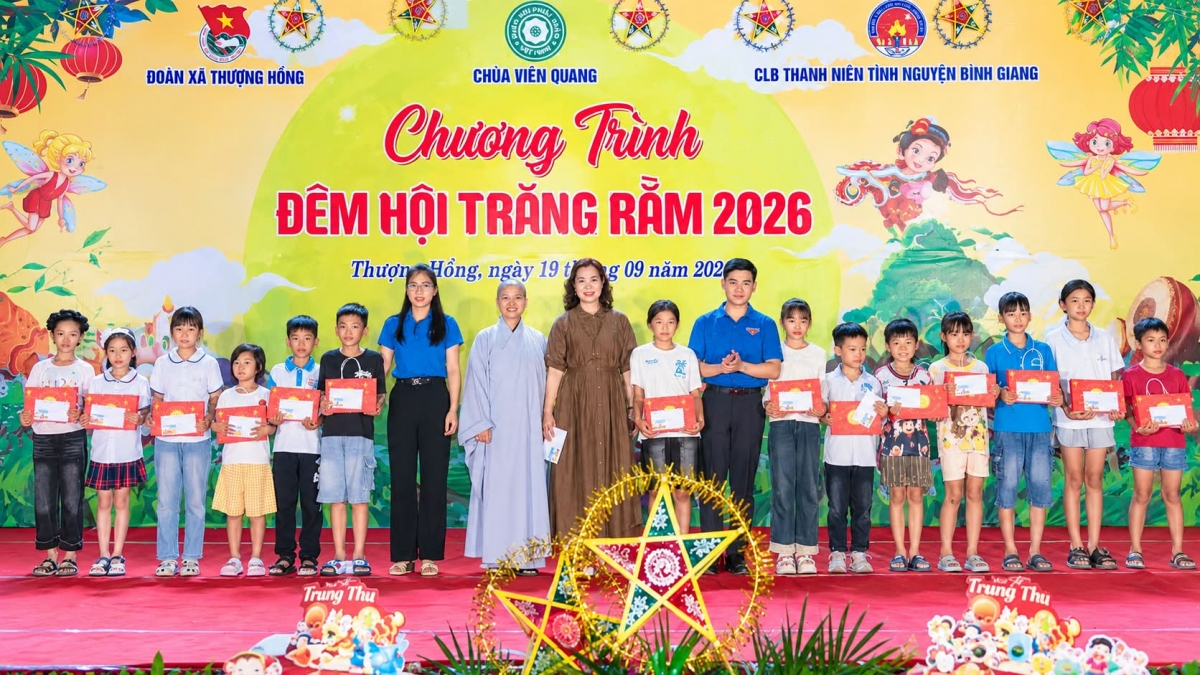 Các em nhỏ hoàn cảnh khó khăn được nhận những phần quà từ Câu lạc bộ trong Chương trình Đêm hội Trăng rằm 2026 (Ảnh: NVCC)