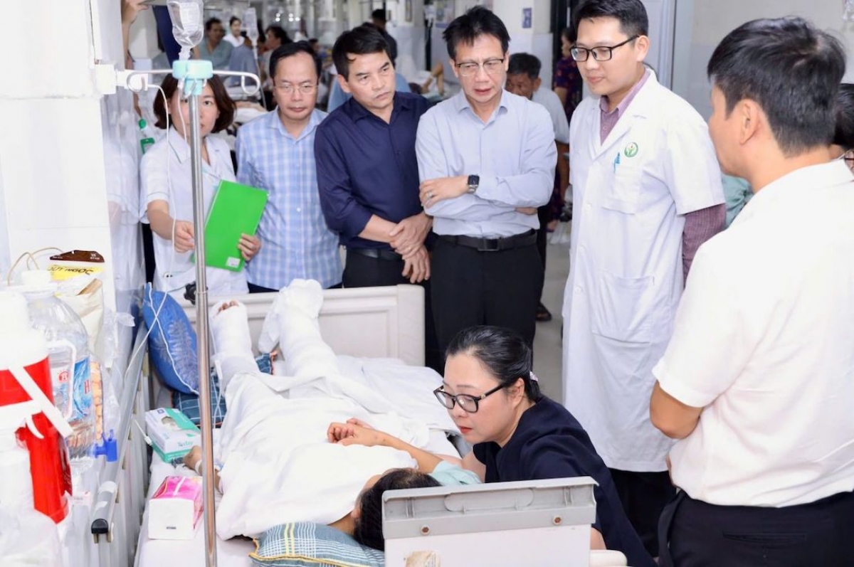 Cô giáo Hoàng Thị Hiền hiện đang được điều trị tích cực tại Bệnh viện Hữu nghị Việt Đức (Ảnh: Bộ GD-ĐT)