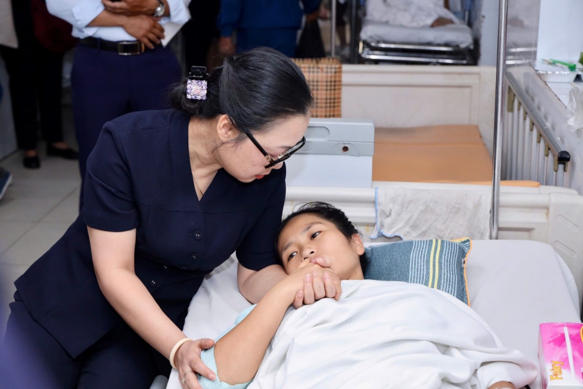 Thứ trưởng Nguyễn Thị Quyên Thanh thăm hỏi, động viên cô giáo Hoàng Thị Hiền.
(Ảnh: Bộ GD-ĐT)