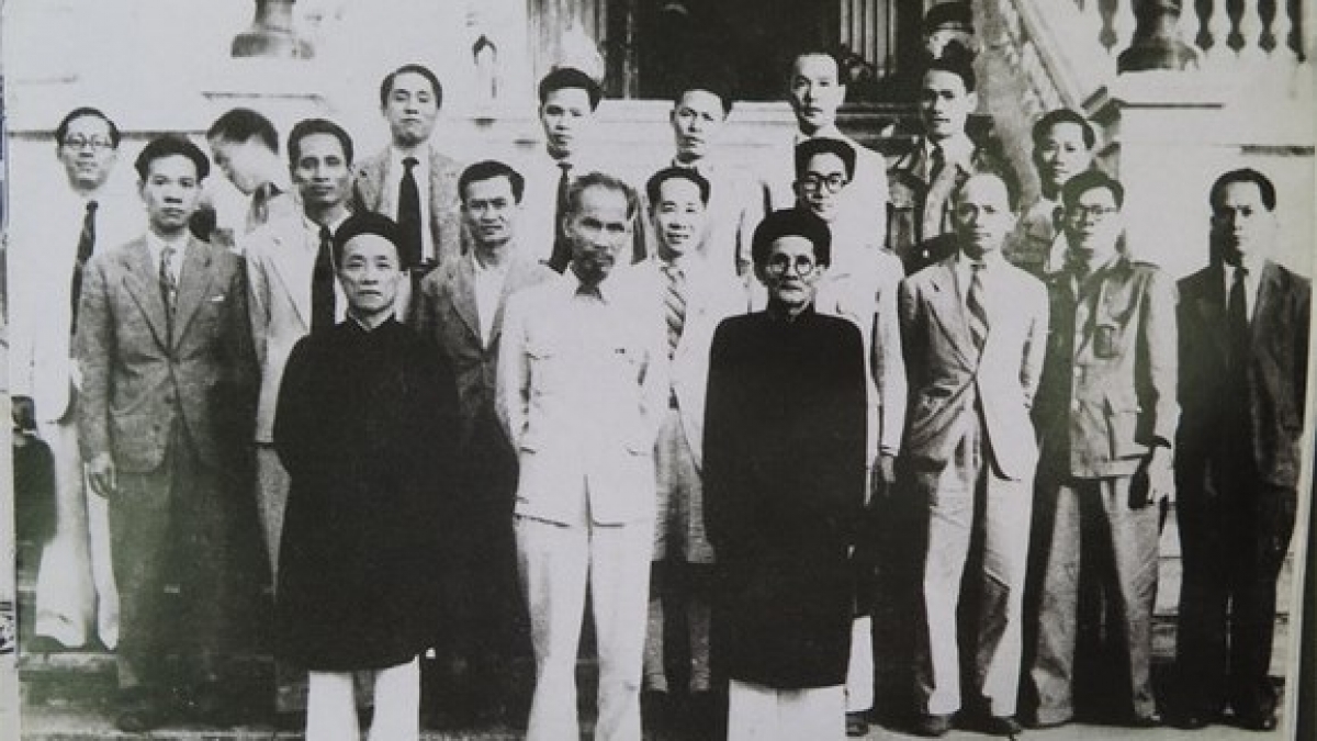 Chủ tịch Hồ Chí Minh và cụ Huỳnh Thúc Kháng (hàng đầu, thứ nhất từ phải sang) trong Chính phủ đầu tiên của nước Việt Nam dân chủ cộng hòa. Ảnh tư liệu