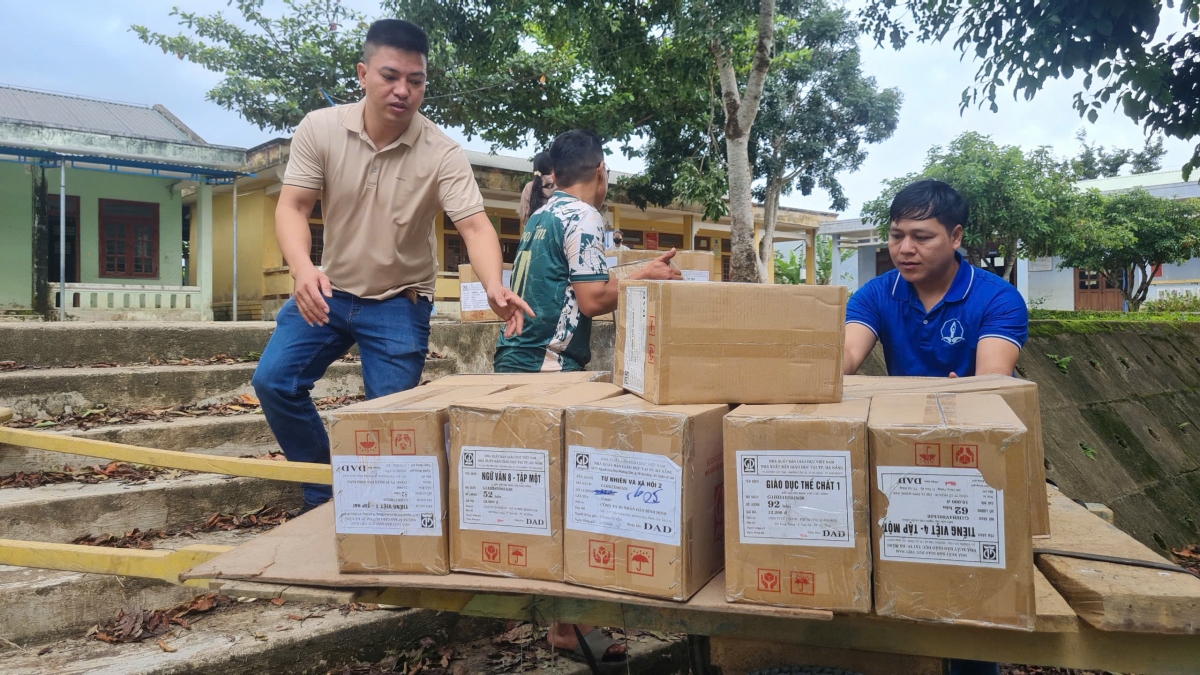 Các đơn vị NXBGDVN cung ứng SGK đến các địa phương. Ảnh: NXBGDVN