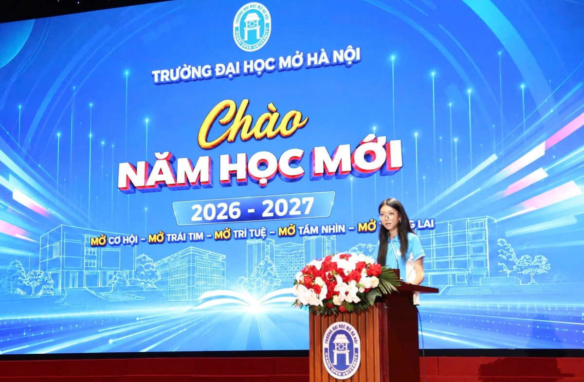 Đỗ Tường Linh - Đại diện tân sinh viên phát biểu cảm tưởng tại chương trình. Ảnh: HOU