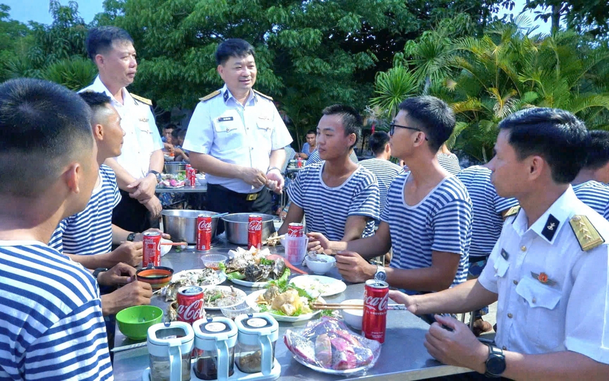 Đại tá Bùi Xuân Bình, Bí thư Đảng ủy, Chính ủy Vùng 4 Hải quân thăm hỏi, động viên bộ đội
bên mâm cơm ngày Quốc khánh. Ảnh: Minh Châu.