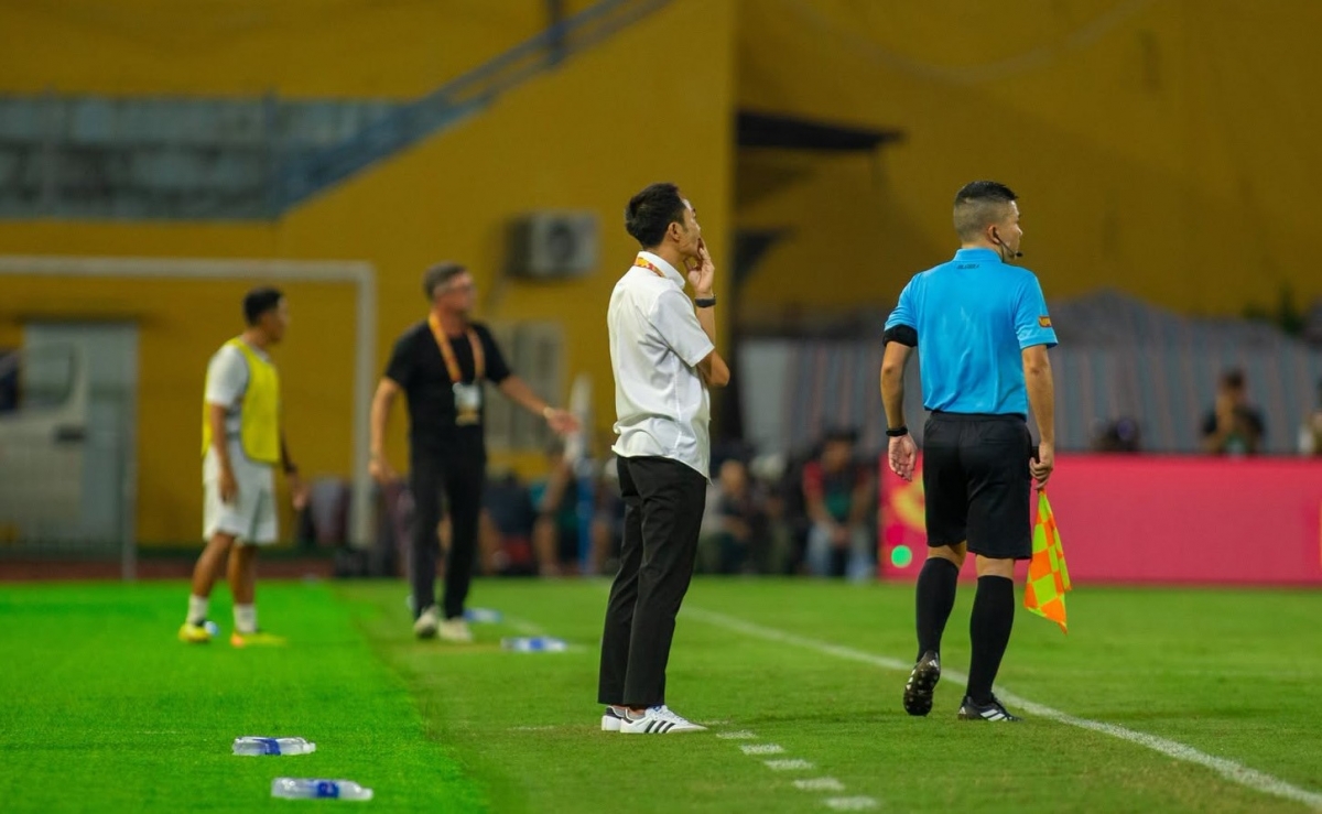 HLV Lê Đức Tuấn đánh bại người đồng nghiệp Kewell (Ảnh: SHB Đà Nẵng)
