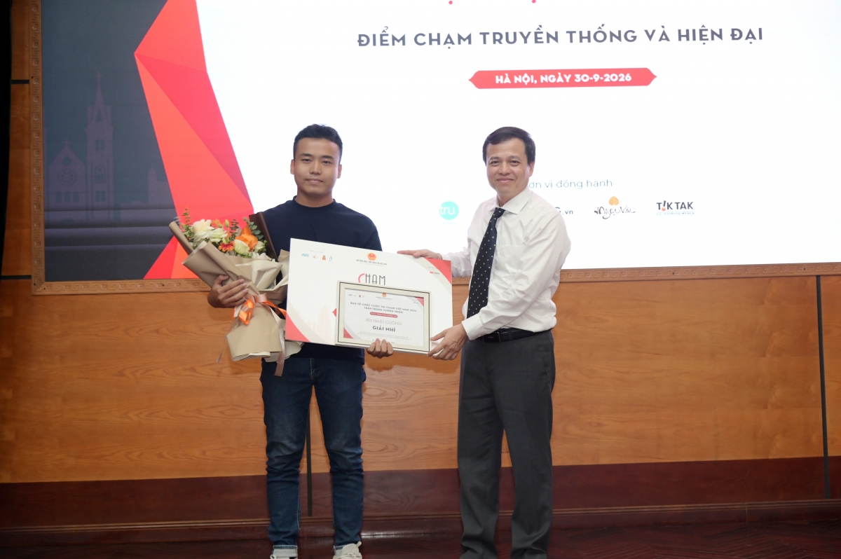 Thí sinh Bùi Nhật Cường nhận giải Nhì cuộc thi (Ảnh: BTC)
