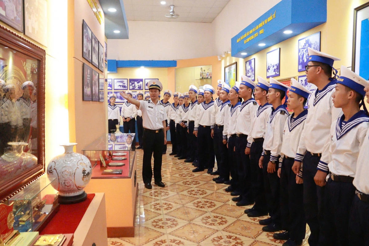 Giáo dục truyền thống tại Vùng 4 Hải quân. Ảnh: Minh Châu.