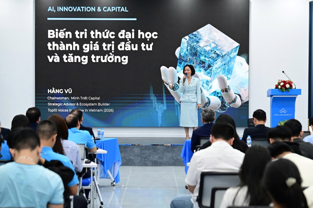 Bà Hằng Vũ - Chủ tịch HĐQT Minh Triết Capital trình bày tham luận ( Ảnh : Nhà trường cc)