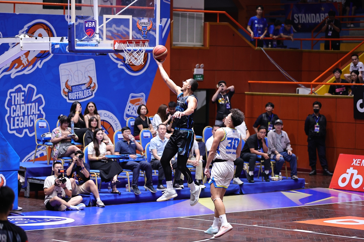 Hanoi Buffaloes (xanh) giành chiến thắng cách biệt ở trận bán kết thứ nhất (ảnh: VBA)
