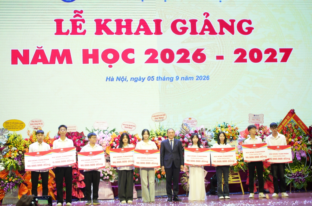 Lãnh đạo Trường Đại học Thủy lợi trao học bổng toàn phần cho những tân sinh viên đạt điểm đầu vào cao trong mùa tuyển sinh 2026 (Ảnh: TLU)