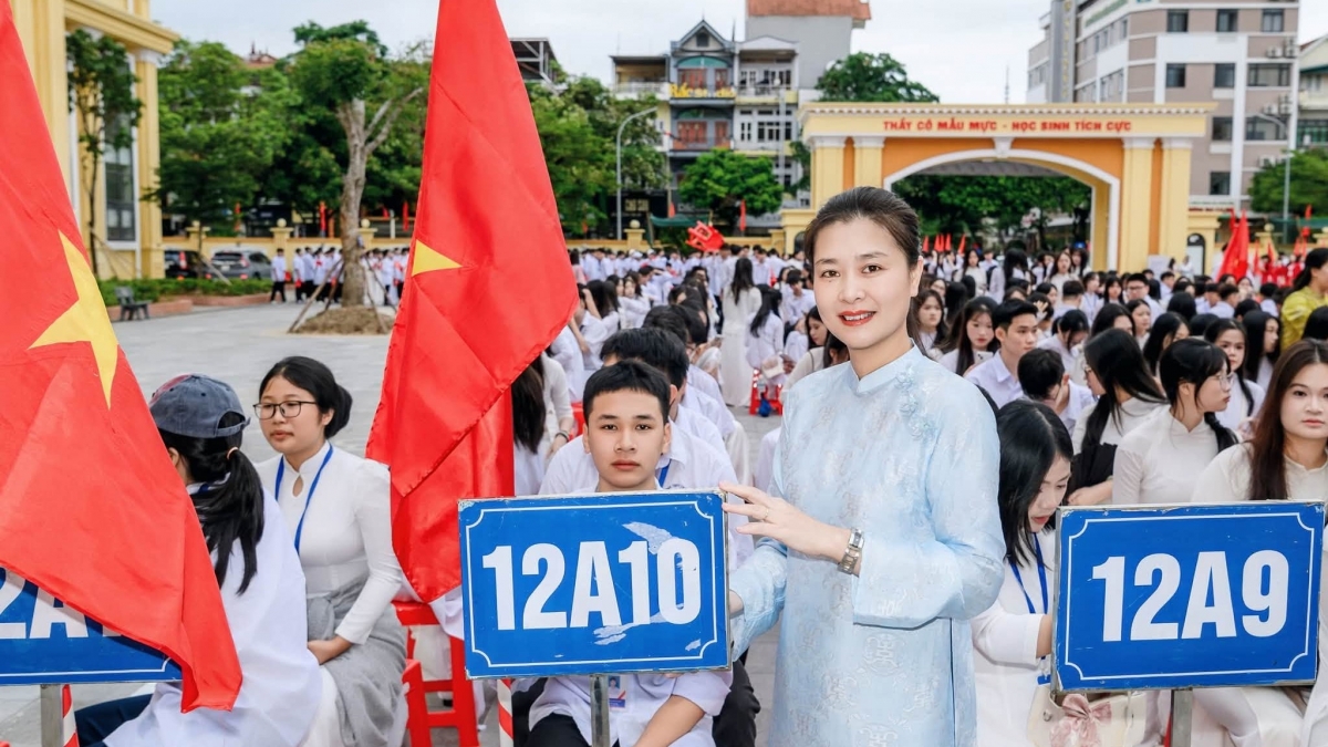 Khi hệ thống dữ liệu học sinh được cập nhật và liên thông trên hệ thống chung, học sinh khi chuyển các cấp học, chuyển địa bàn học sẽ thuận lợi trong hồ sơ, giấy tờ. Ảnh: Trường THPT Trần Phú, thành phố Quảng Ninh.
