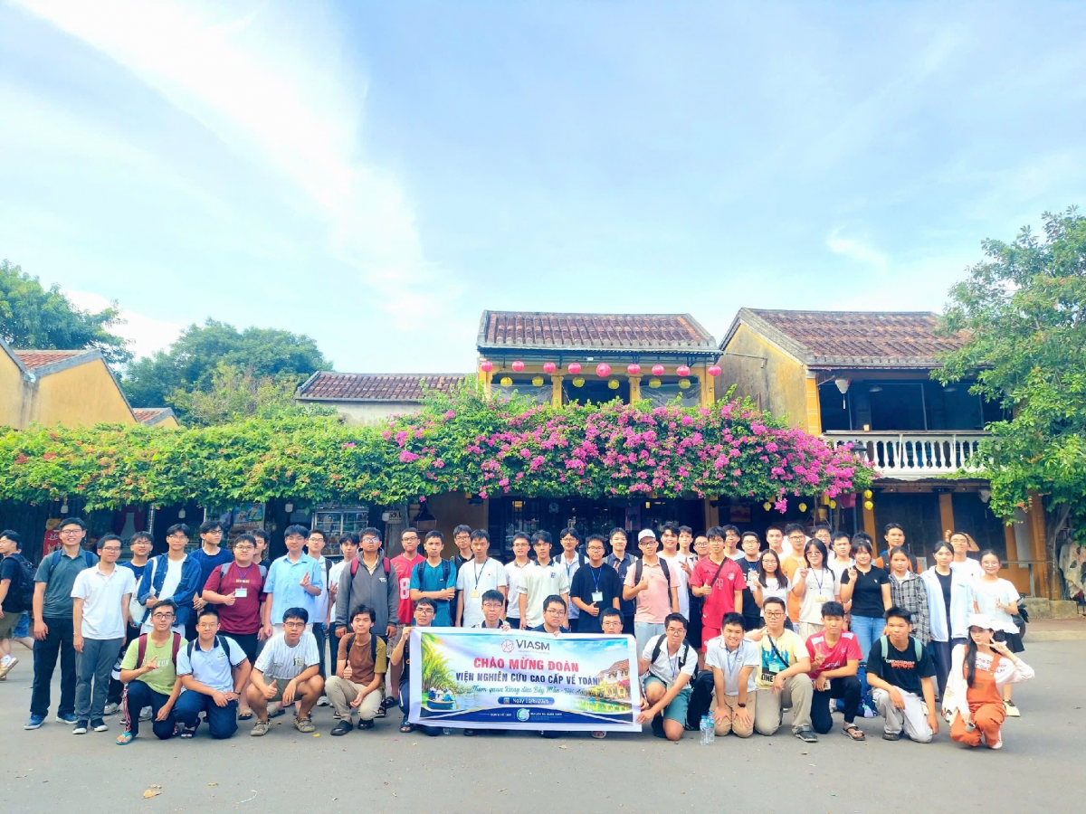 Học sinh Khóa học tham gia hoạt động dã ngoại tour tham qua Hội An - Rừng dừa (Ảnh: VIASM)