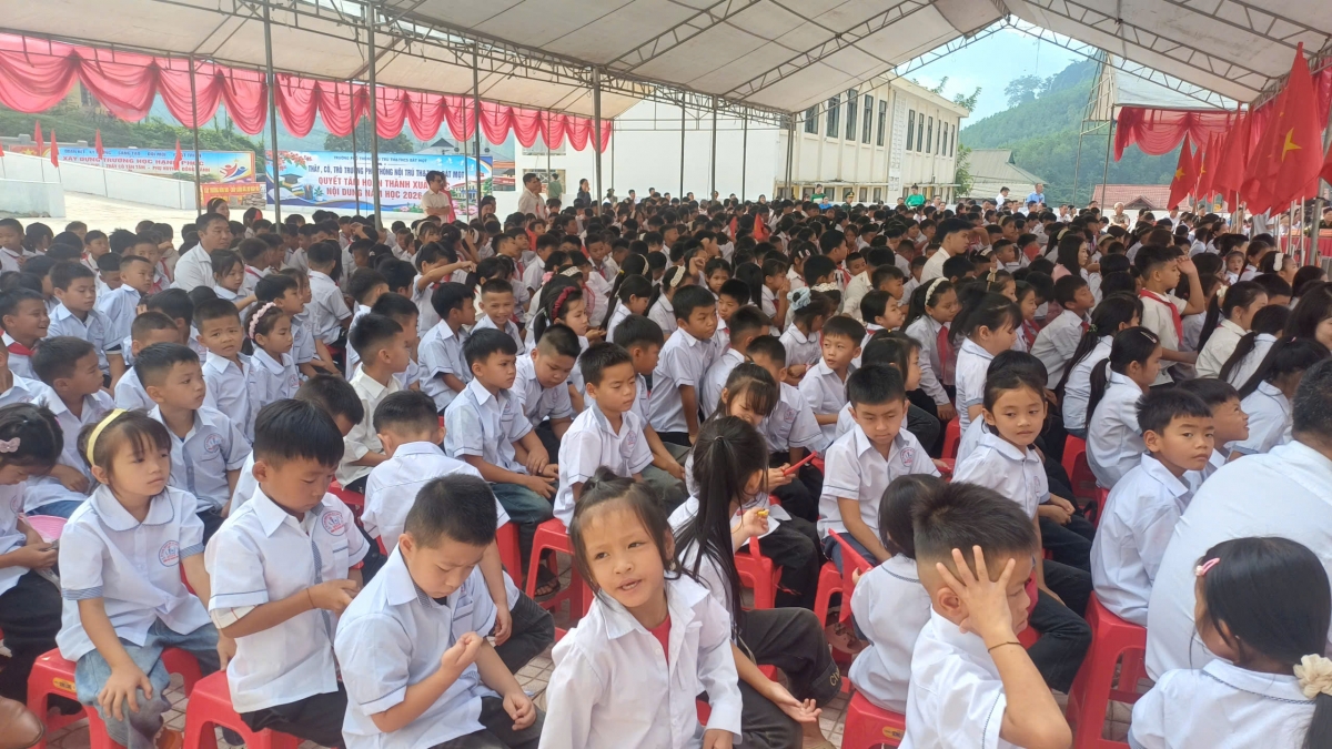 Học sinh Trường liên cấp nội trú Bát Mọt, tỉnh Thanh Hóa trong mùa khai giảng đầu tiên ở ngôi trường mới. Ảnh: NTCC
