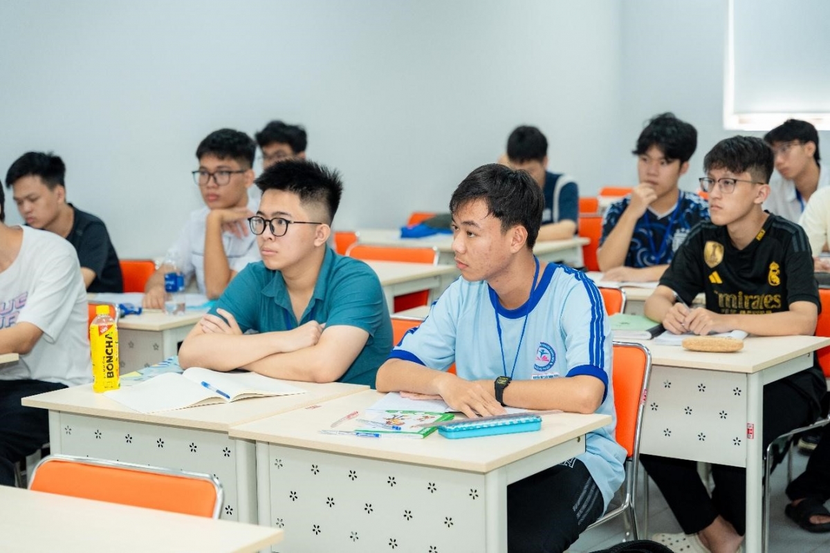 Học sinh say sưa với chương trình học (Ảnh: VIASM)