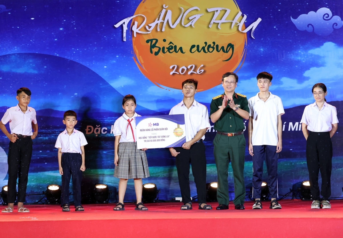 Đại tá Nguyễn Văn Hoan, Phó Giám đốc Trung tâm Phát thanh - Truyền hình Quân đội đại diện nhà tài trợ tặng học bổng Tiếp bước tới tương lai cho các em nhỏ (Ảnh: Văn Giang)