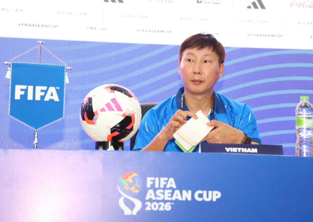 HLV Kim Sang Sik tại cuộc họp báo (ảnh: VFF)