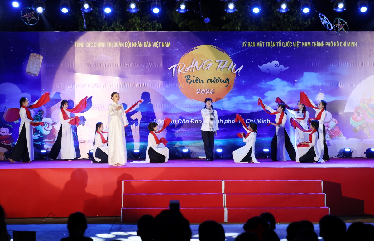 Hình tượng nữ anh hùng Võ Thị Sáu được tái hiện trên sân khấu Tết Trung Thu ở Côn Đảo (Ảnh: Văn Giang)