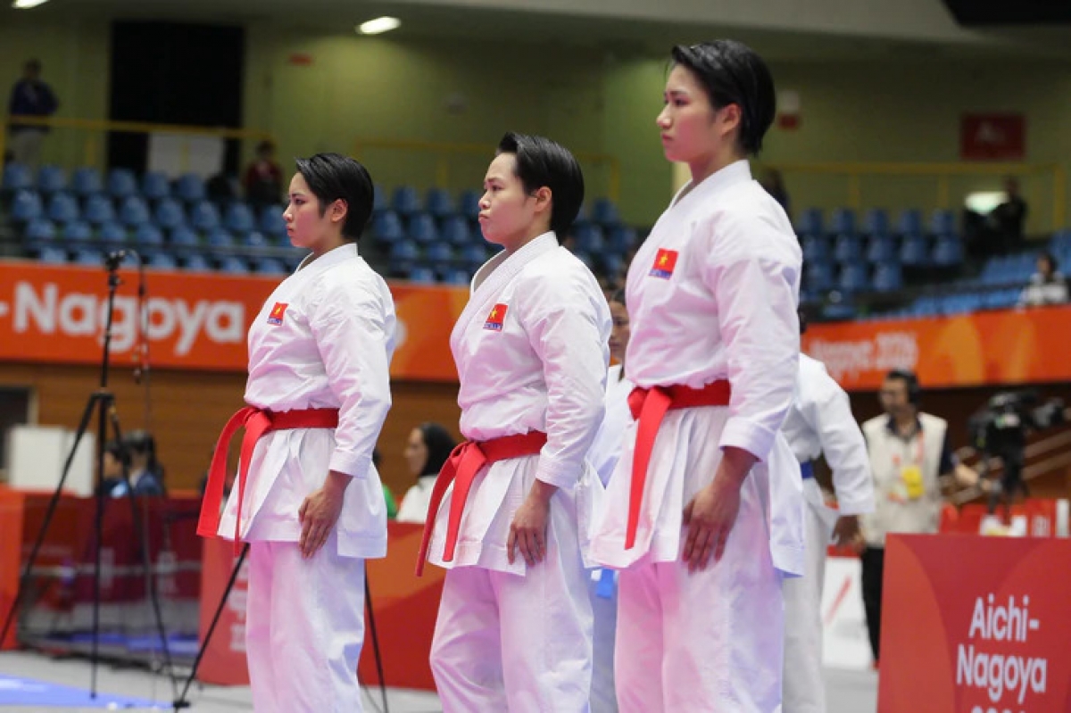 Nguyễn Ngọc Trâm, Bùi Ngọc Nhi và Hoàng Thị Thu Uyên giành HCV karate (Ảnh: Quý Lượng)