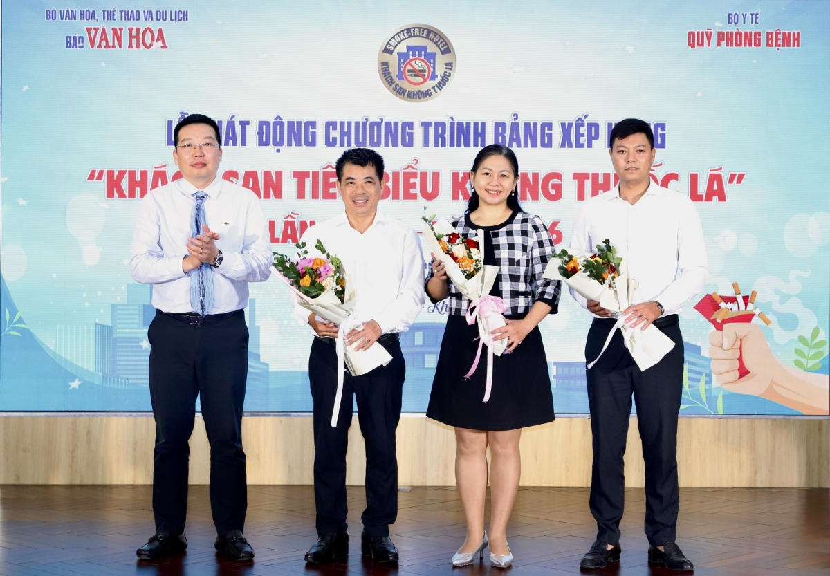 Trưởng Ban tổ chức tặng hoa cho ban Giám khảo. Ảnh: BTC