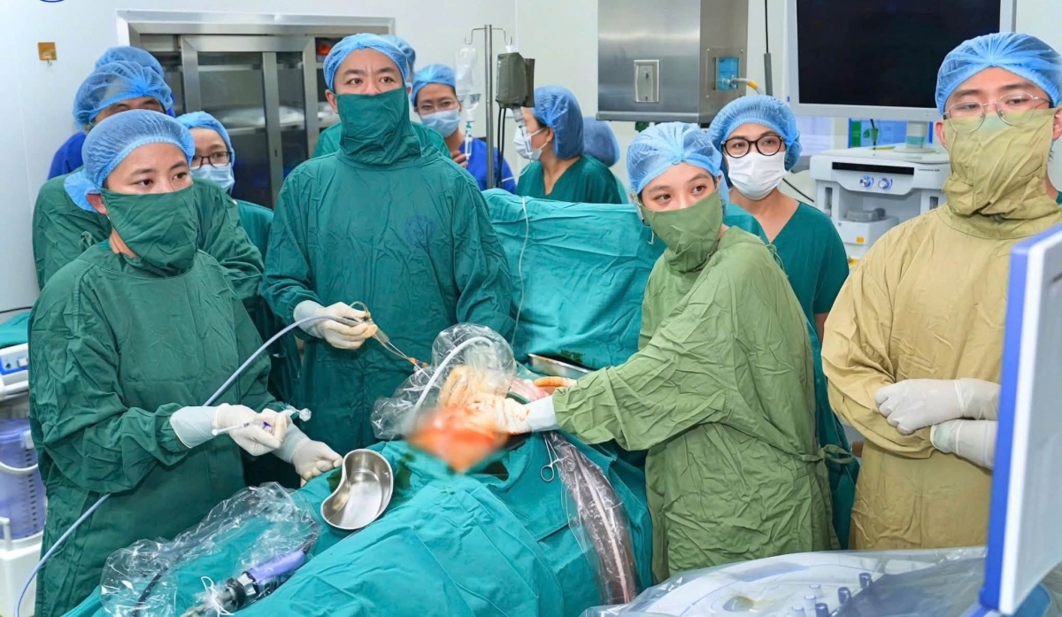 Các bác sĩ BV Phụ sản TW áp dụng kỹ thuật cao FETO điều trị cho thai nhi. Ảnh: BVCC.