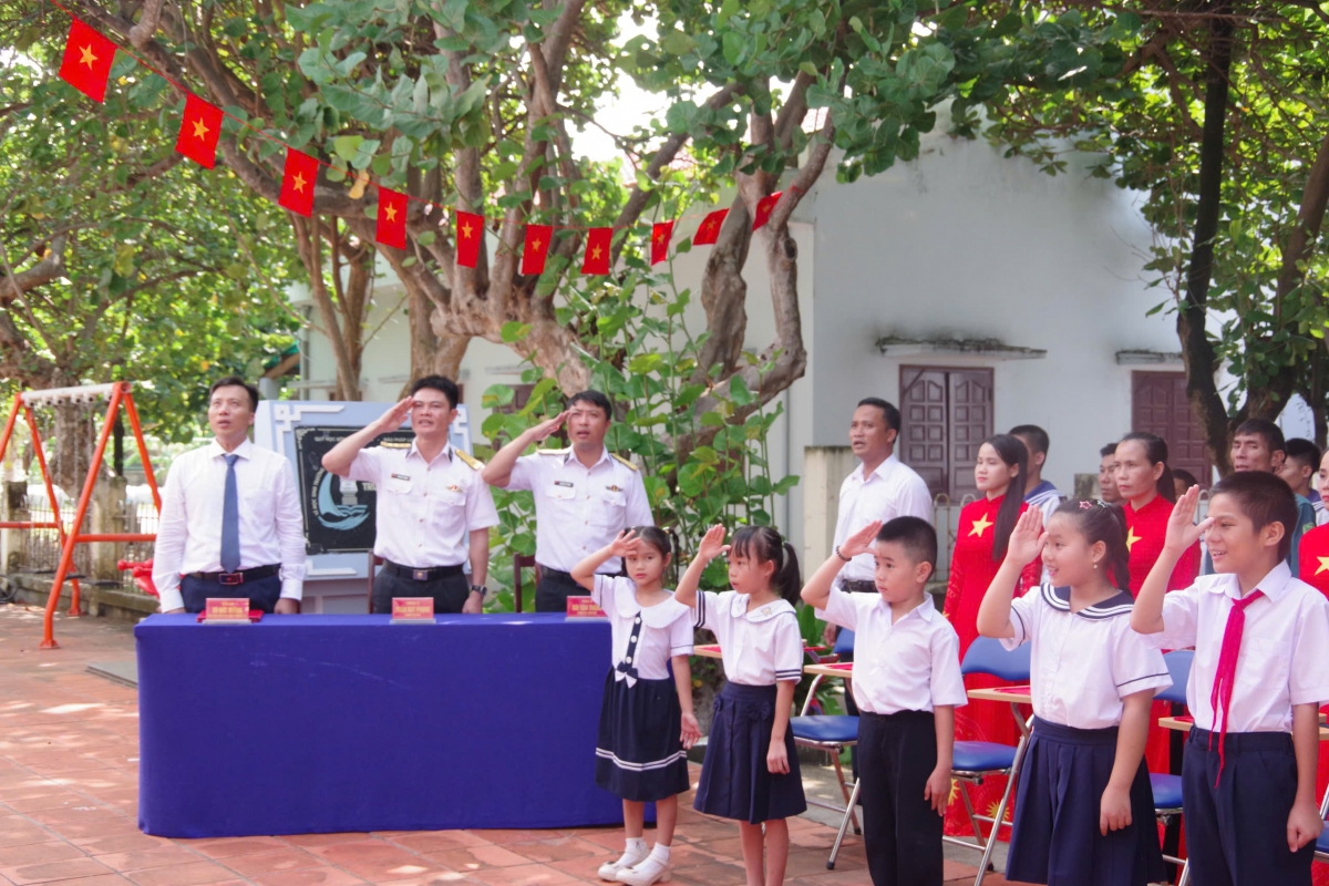 Lễ chào cờ trang nghiêm trong buổi Lễ khai giảng tại trường tiểu học Trường Sa (Ảnh:  CTV)