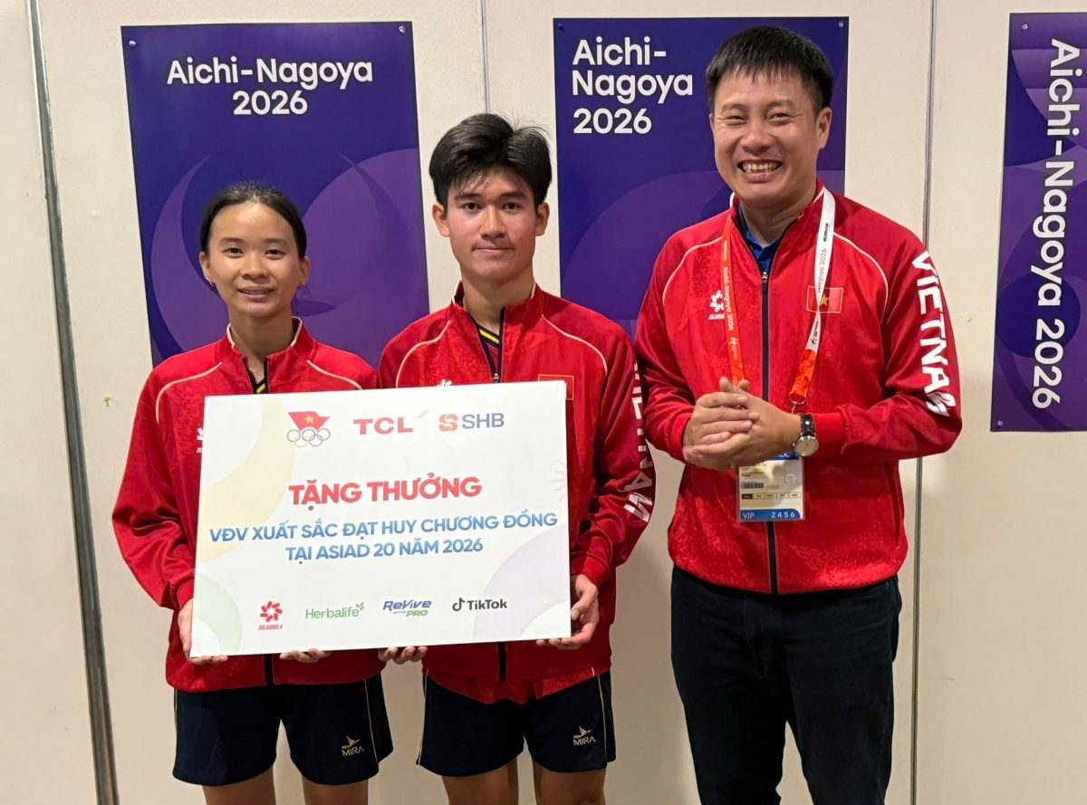 Minh Tân và Gia Nghi nhận "thưởng nóng" hơn 100 triệu đồng (Ảnh: Bùi Lượng)