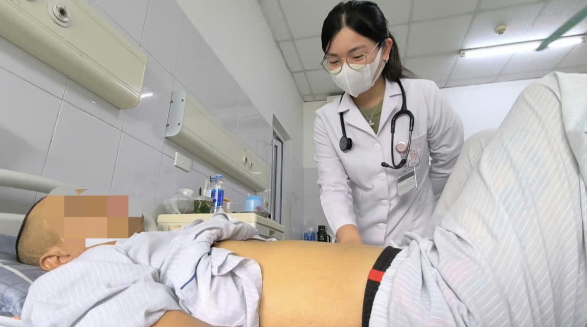 Sau 6 tuần uống thuốc bắc không rõ nguồn gốc ông M. bị tổn thương gan cấp nghiêm trọng 
(Ảnh: BVCC)