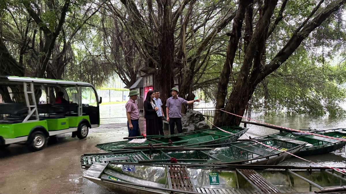 Lãnh đạo Sở Du lịch Ninh Bình trực tiếp chỉ đạo công tác ứng phó, bảo đảm an toàn cho du khách trong mùa mưa lũ. Ảnh: Sở Du lịch Ninh Bình