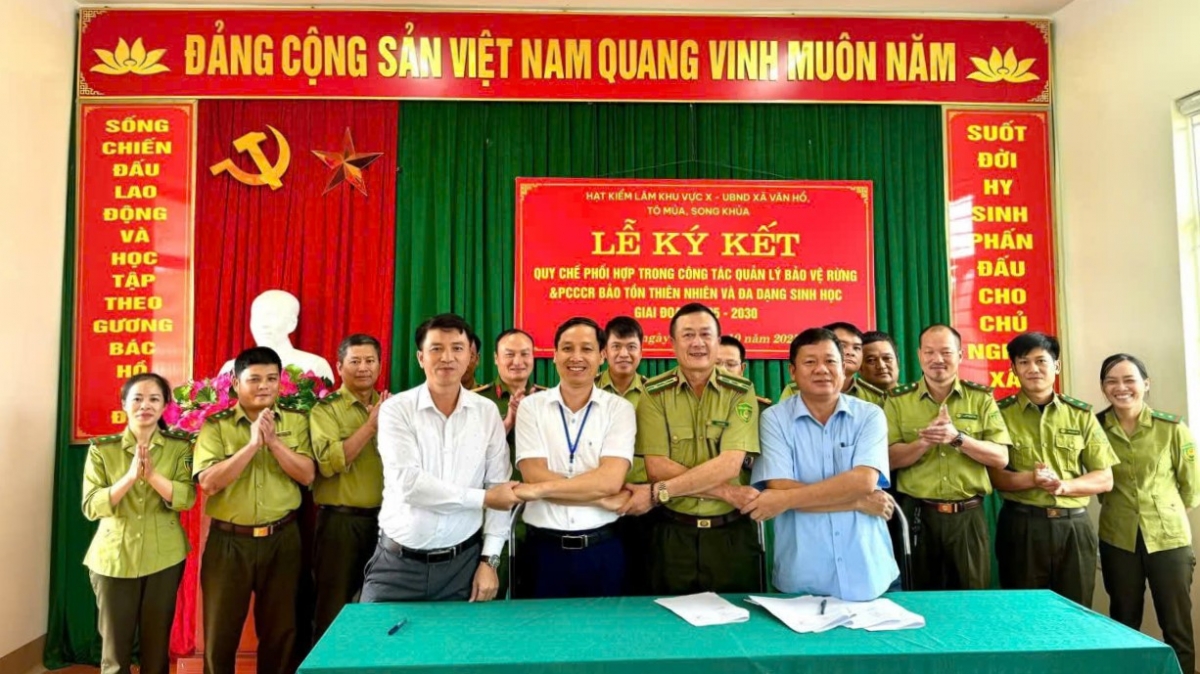 Cùng cam kết bảo vệ rừng (Ảnh: Hạt kiểm lâm số 10)
