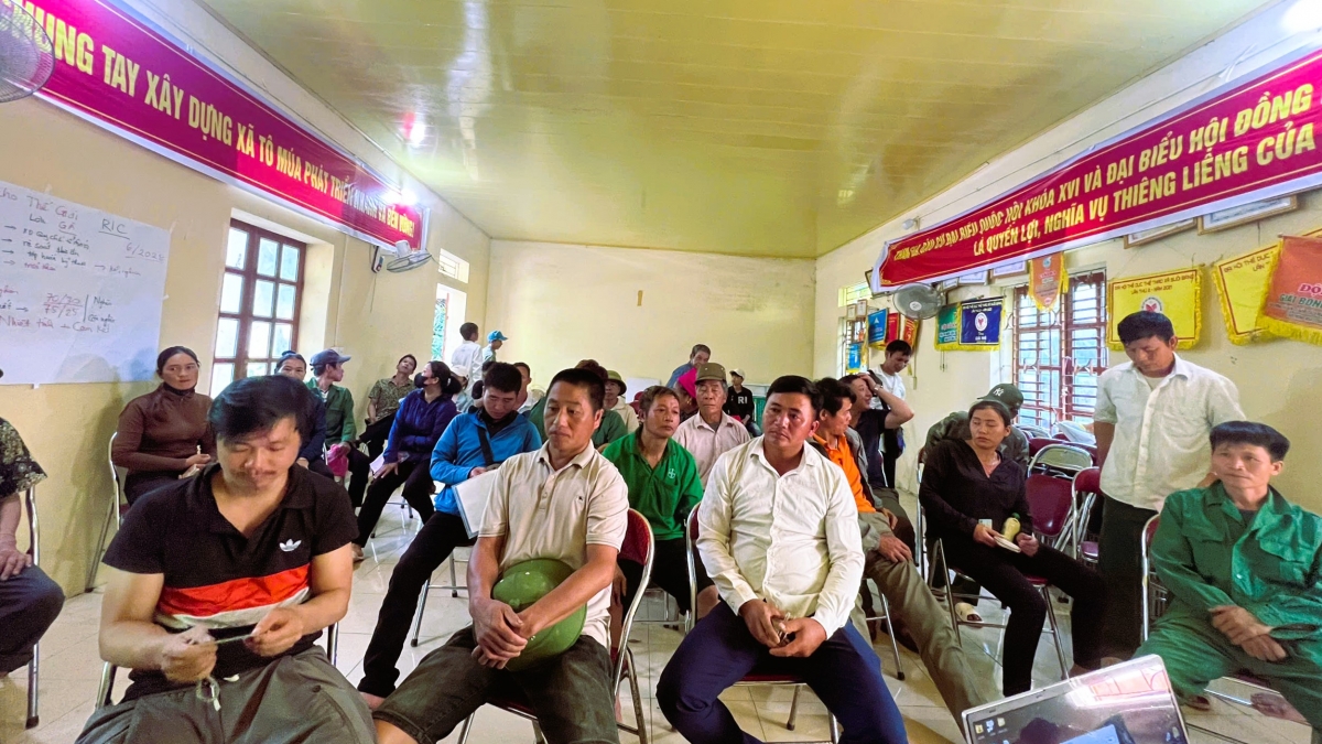 Người dân trong xã đi nghe tuyên truyền pháp luật bảo vệ rừng (Ảnh: Hạt kiểm lâm số 10)