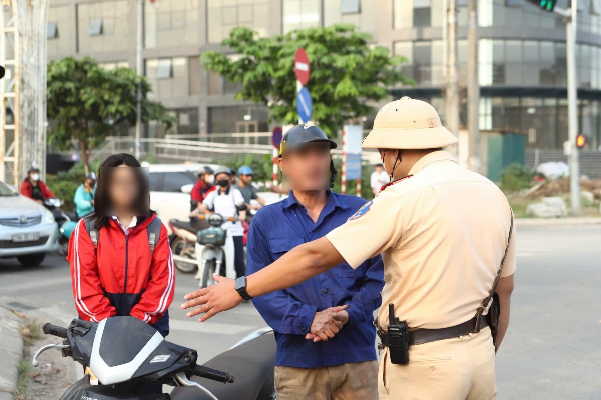 Trường hợp phụ huynh chở học sinh ngồi trên xe máy không đội mũ bảo hiểm đi học. Ảnh: Nguồn - vovgiaothong.vn