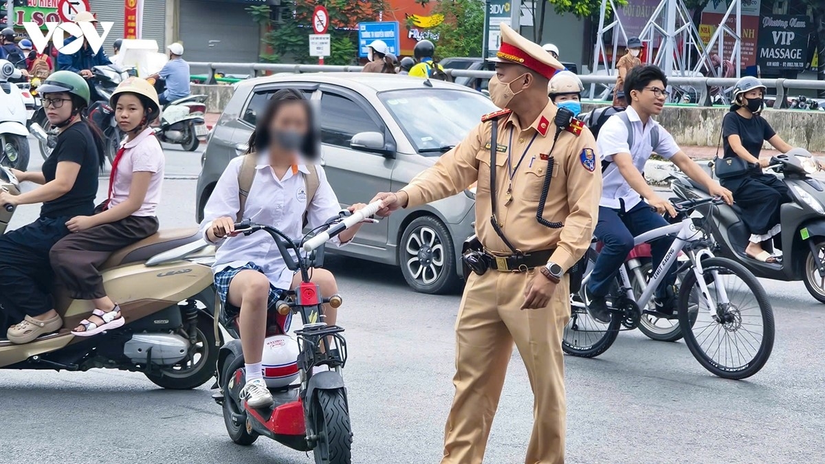 Một trường hợp học sinh tham gia giao thông không đội mũ bảo hiểm bị lực lượng chức năng của Hà Nội xử lý.