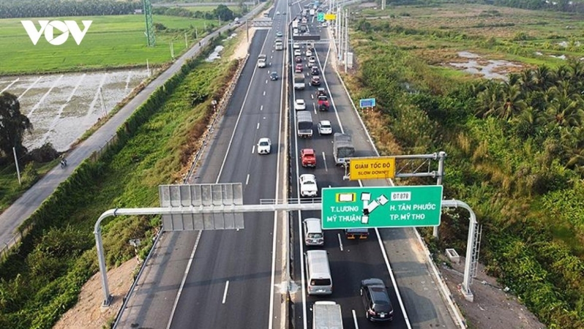 Tâm lý căng thẳng cùng nỗi lo vi phạm quy định về khoảng cách an toàn, nhiều tài xế chọn quốc lộ thay vì cao tốc.