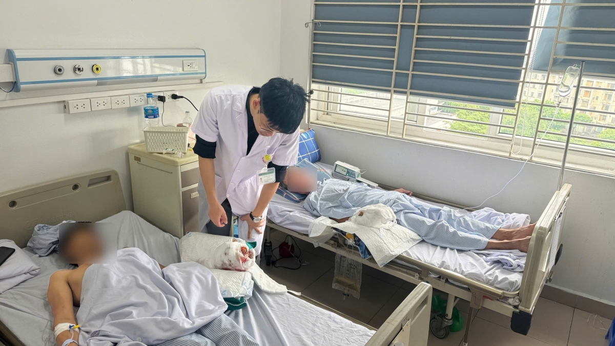 2 bệnh nhân điều trị tại Bệnh viện Bệnh nhiệt đới TW - Ảnh: BVCC