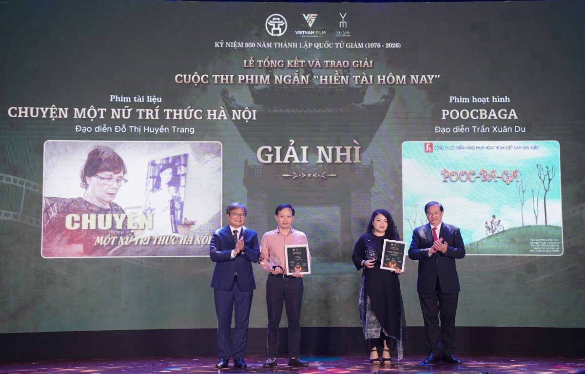 Các tác giả đoạt giải Nhì cuộc thi phim ngắn "Hiền tài hôm nay". Ảnh: BTC