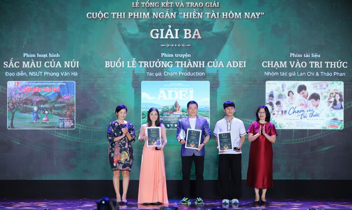 Các tác giả, đại diện nhóm tác giả nhận giải Ba cuộc thi phim ngắn "Hiền tài hôm nay". Ảnh: BTC