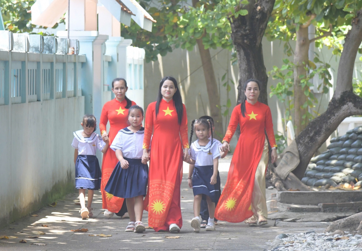 Phụ huynh trên đảo Trường Sa hân hoan đưa con đến trường (Ảnh: CTV)