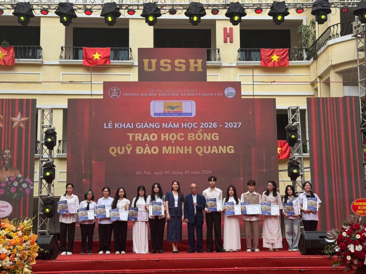 TS. Đào Minh Quang, Chủ tịch quỹ Đào Minh Quang trao học bổng cho 12  Thủ khoa
(Ảnh: Thu Lương VOV2)