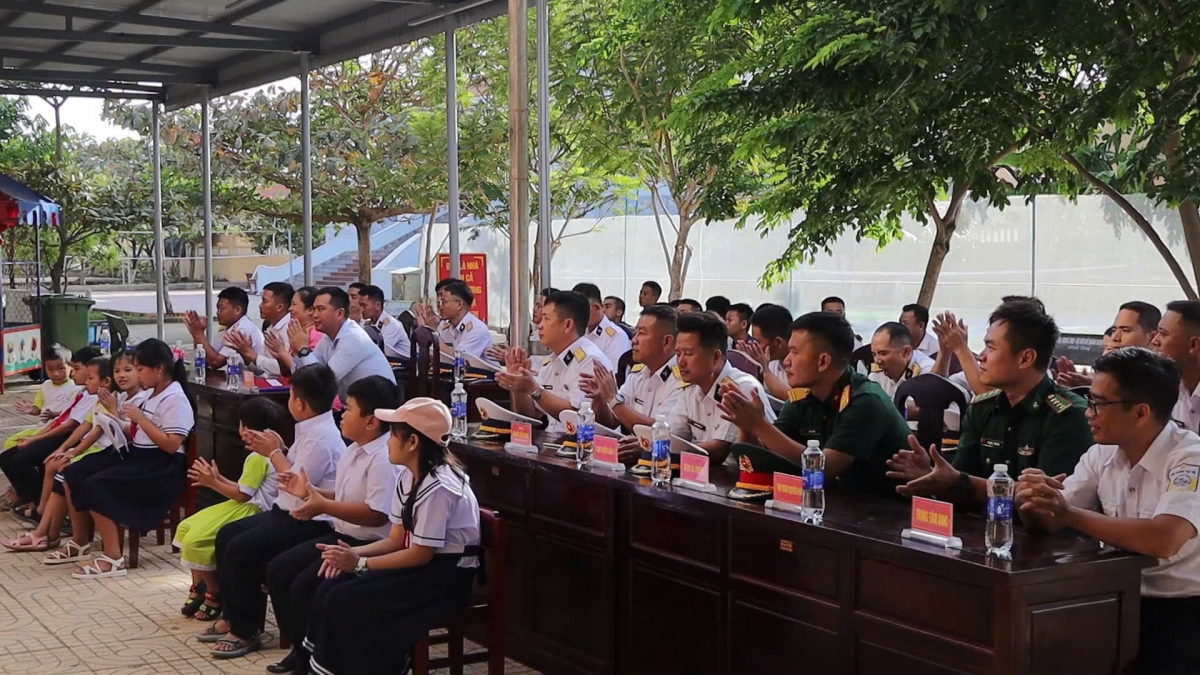 Quang cảnh buổi khai giảng tại trường tiểu học Đá Tây (Ảnh: CTV)