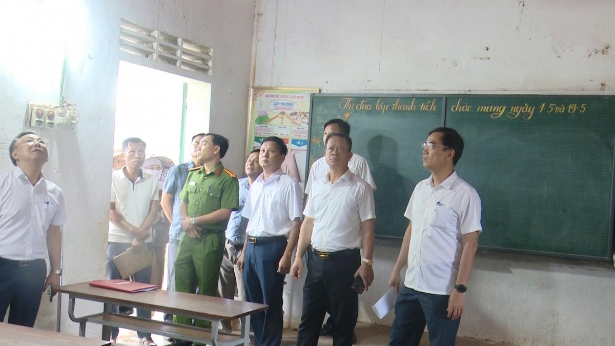 Lãnh đạo Sở GD-ĐT Nghệ An kiểm tra cơ sở vật chất tại điểm trường Tiến Sơn. Ảnh: xã Quỳnh Tam