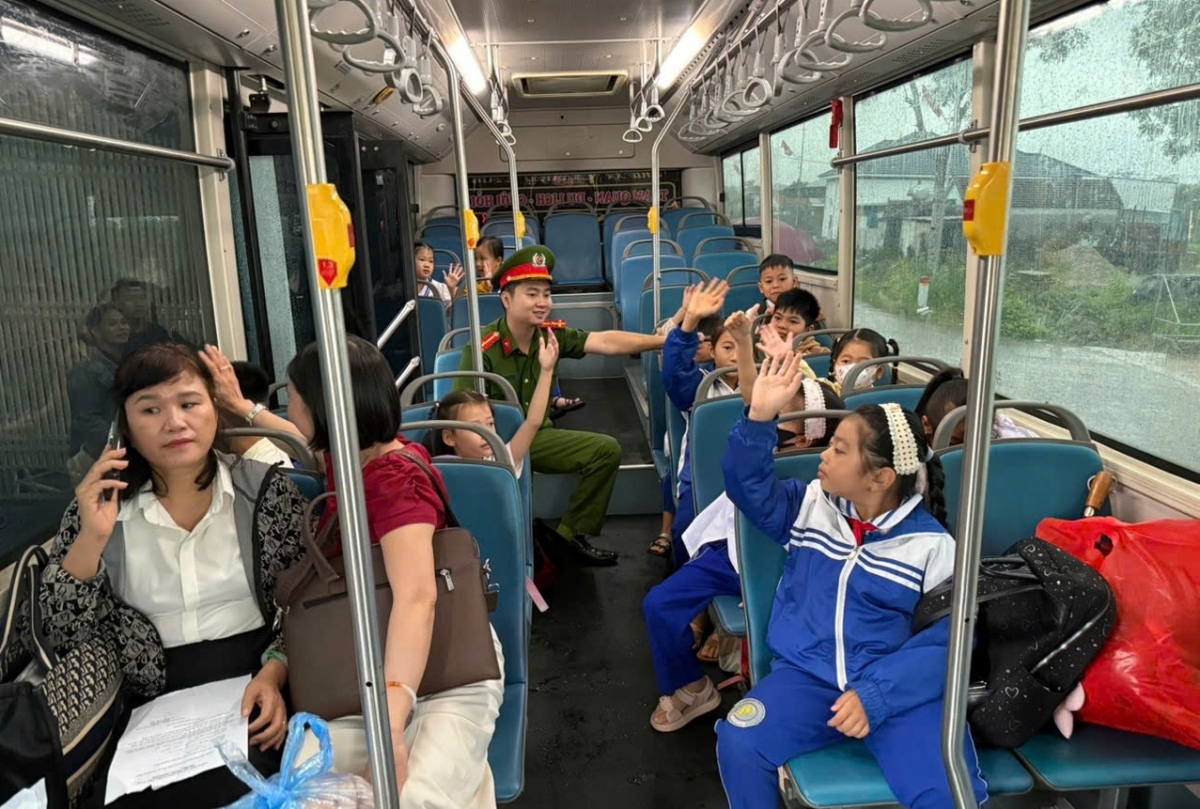 Học sinh Tiến Sơn đến trường sáng ngày 14/9. Ảnh: nhà trường cung cấp
