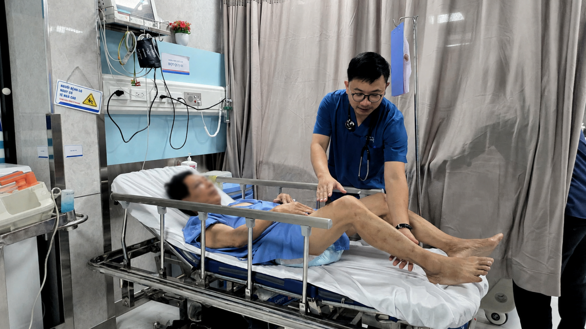 Ths.Bs Vũ Đình Hùng thăm khám cho người bệnh đột quỵ. (Ảnh:BSCC)